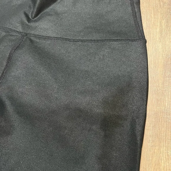 Fabletics High-Waisted Iridescent Luxe Leggings Size Large (Black) - Picture 3 of 11